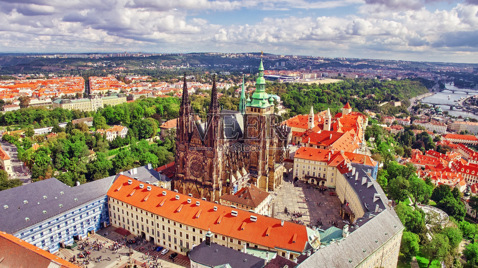 布拉格小镇，圣维塔斯教堂附近。照片摄影图片