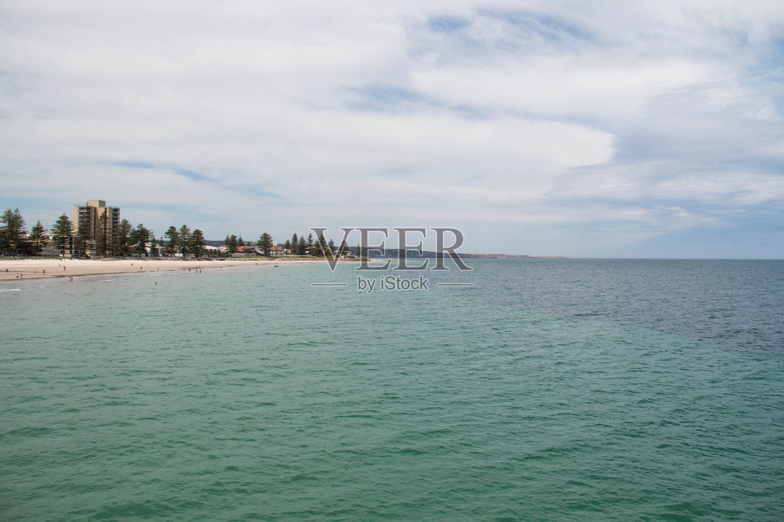 海滩上蓝天白云洒满阳光照片摄影图片