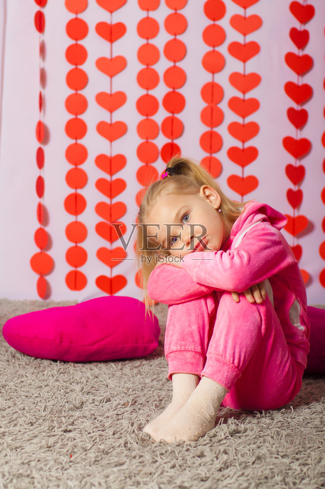 穿着粉红色运动服的小女孩照片摄影图片