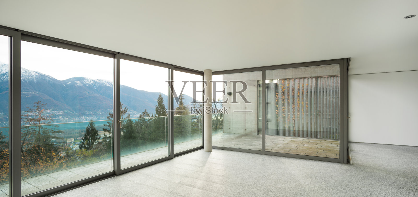 宽敞的公寓，房间有窗户照片摄影图片