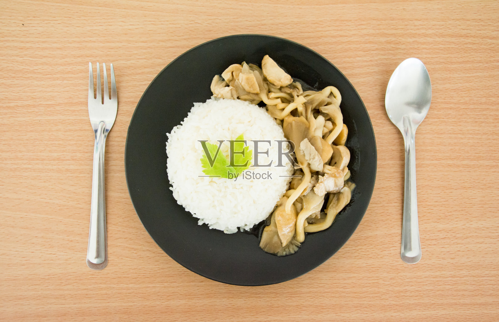 三份蘑菇炒饭和白米饭放在木桌上。照片摄影图片