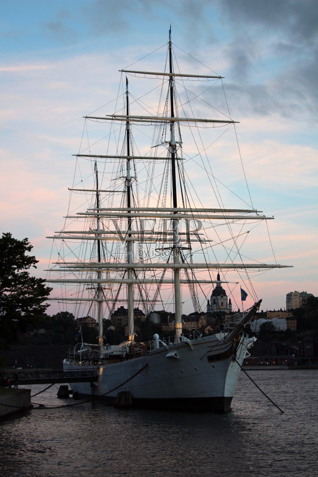 傍晚阳光下的斯德哥尔摩船照片摄影图片