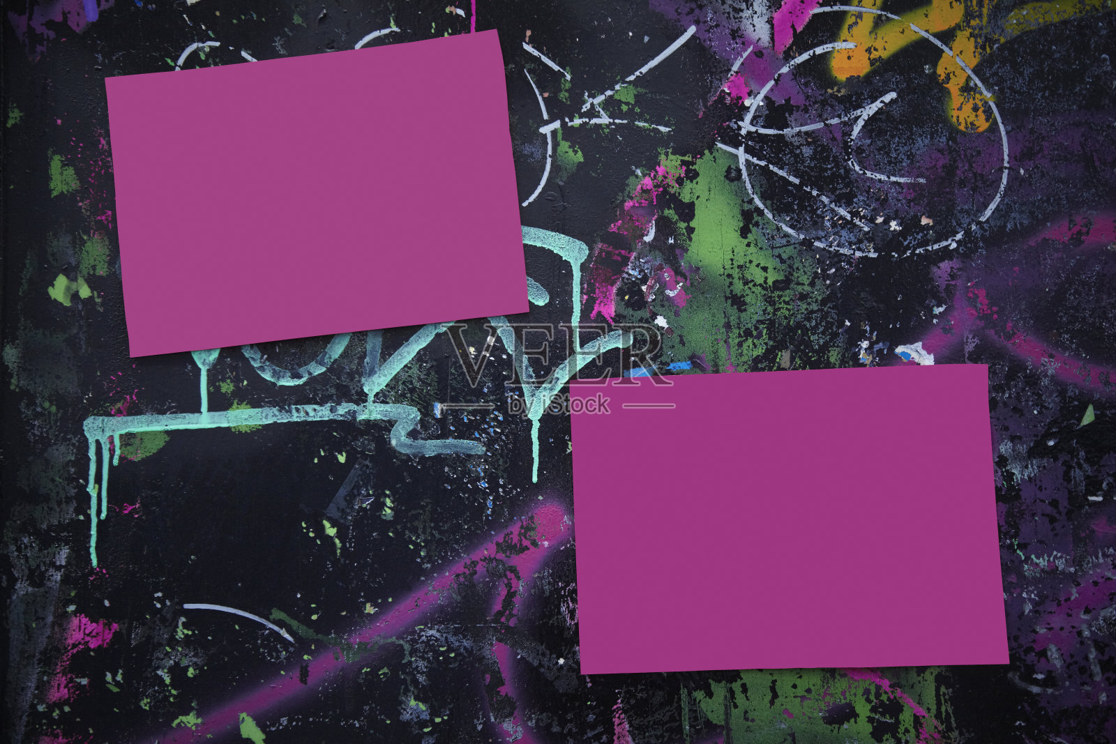 黑色的墙壁和紫色的张贴照片摄影图片