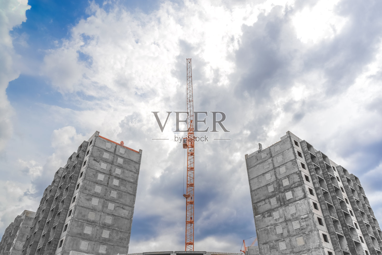 新的多层房屋和工业起重机照片摄影图片