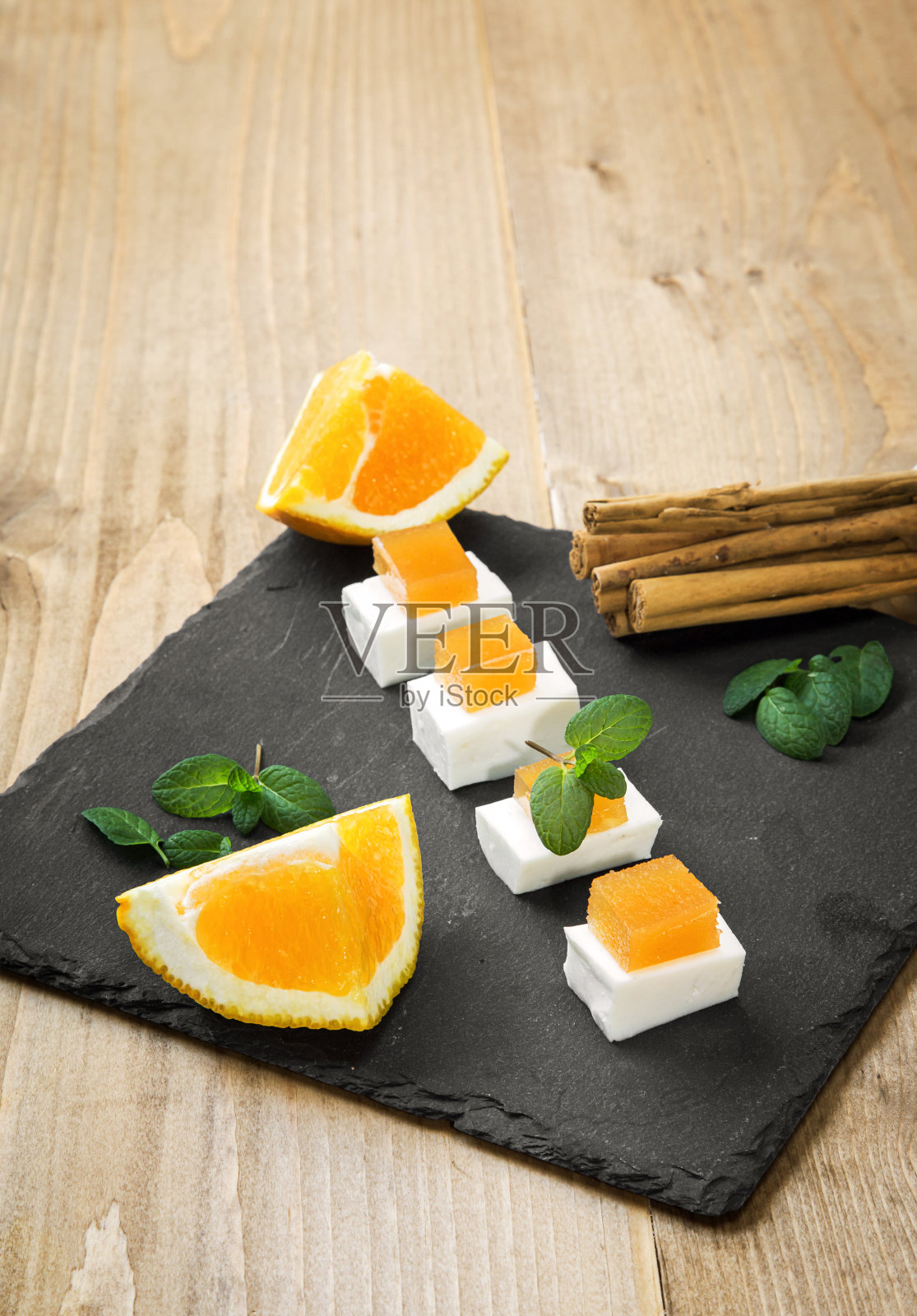 小吃奶酪加温柏和新鲜橙子照片摄影图片