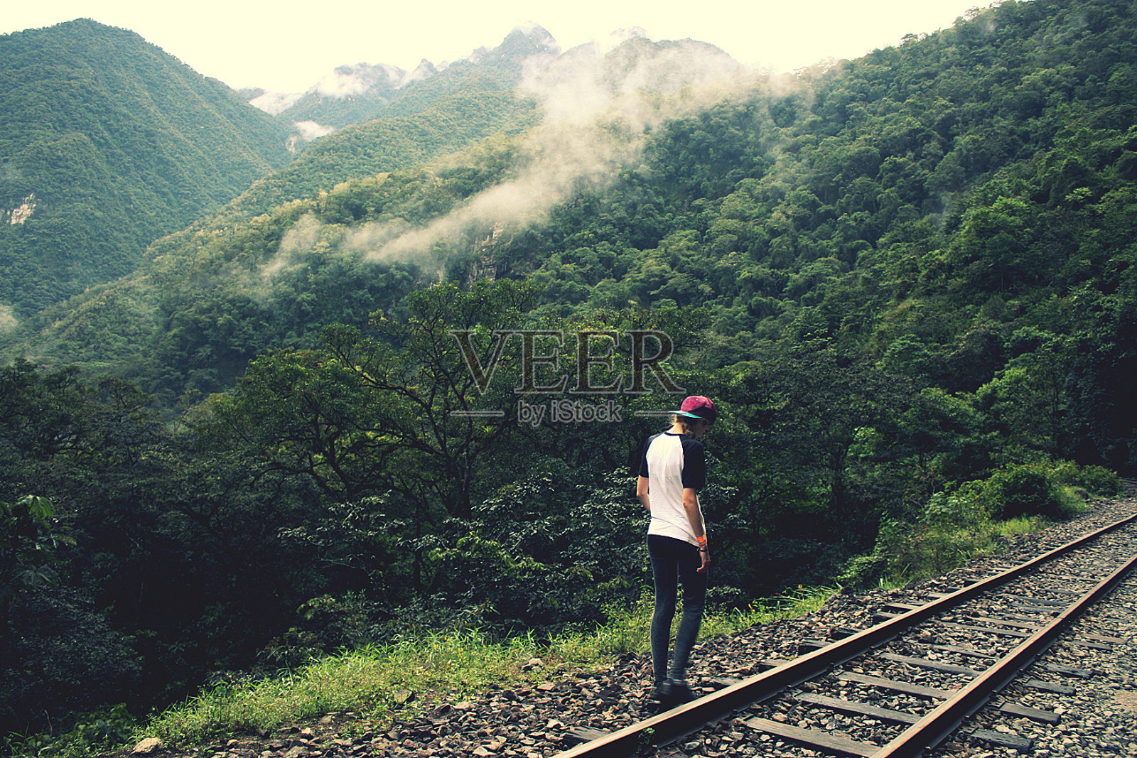 一名年轻女子在乌鲁班巴河流域的铁路附近行走照片摄影图片