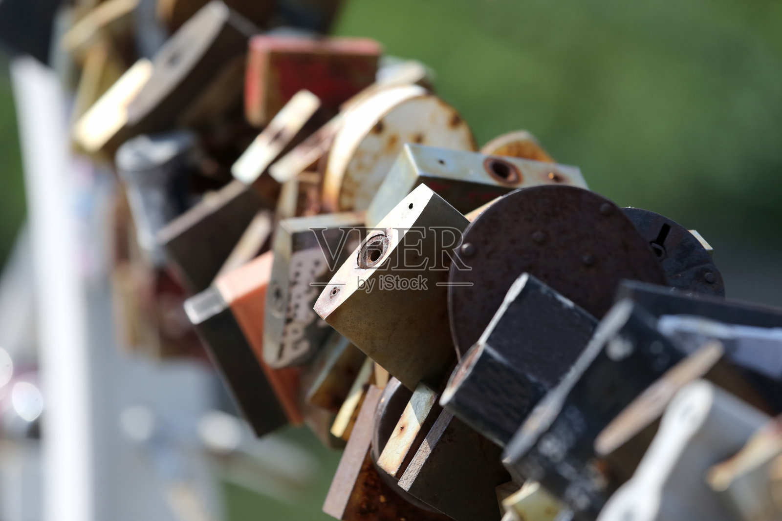 婚礼锁上有很多旧锈照片摄影图片