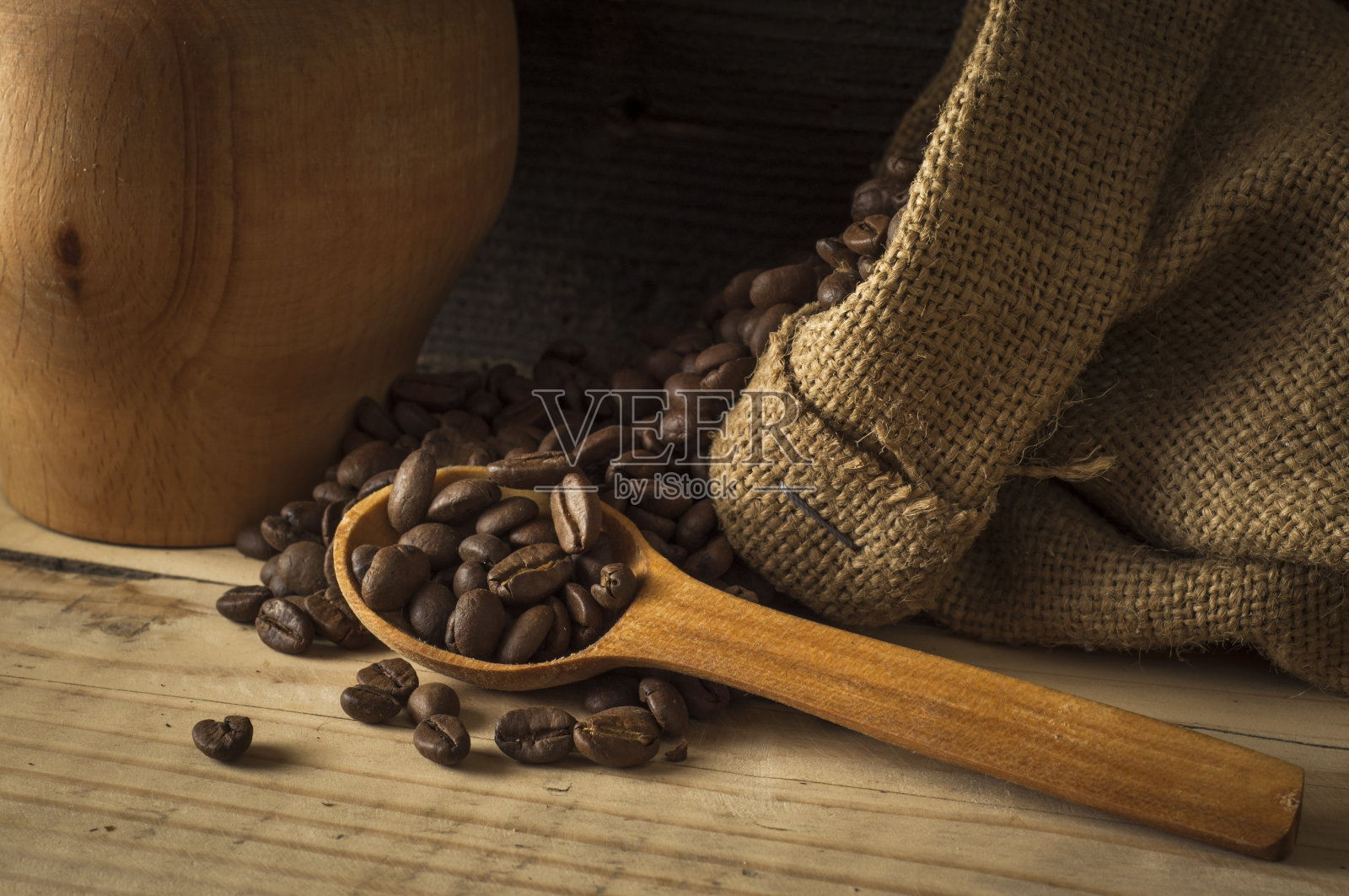 咖啡杯和茶托放在一张木桌上。黑暗的背景。照片摄影图片