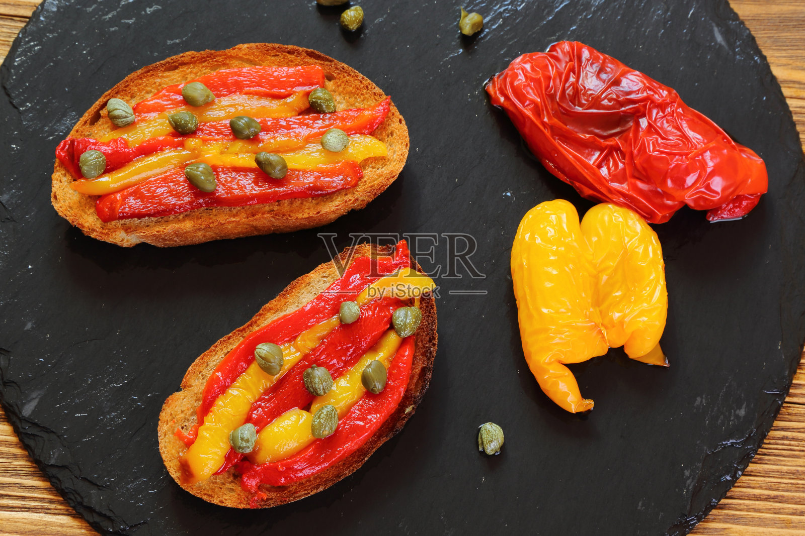意式烤面包配烤辣椒和酸豆照片摄影图片