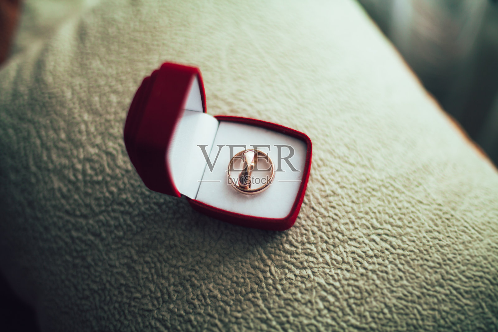 奢华的结婚戒指，旁边有时尚的装饰照片摄影图片