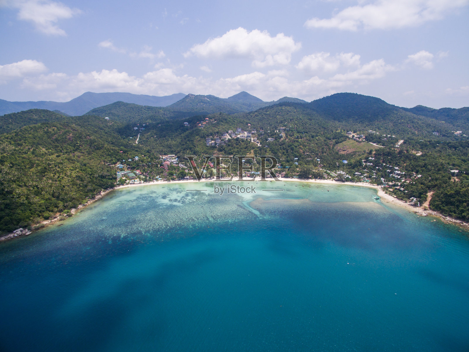从浅水区鸟瞰海滩照片摄影图片
