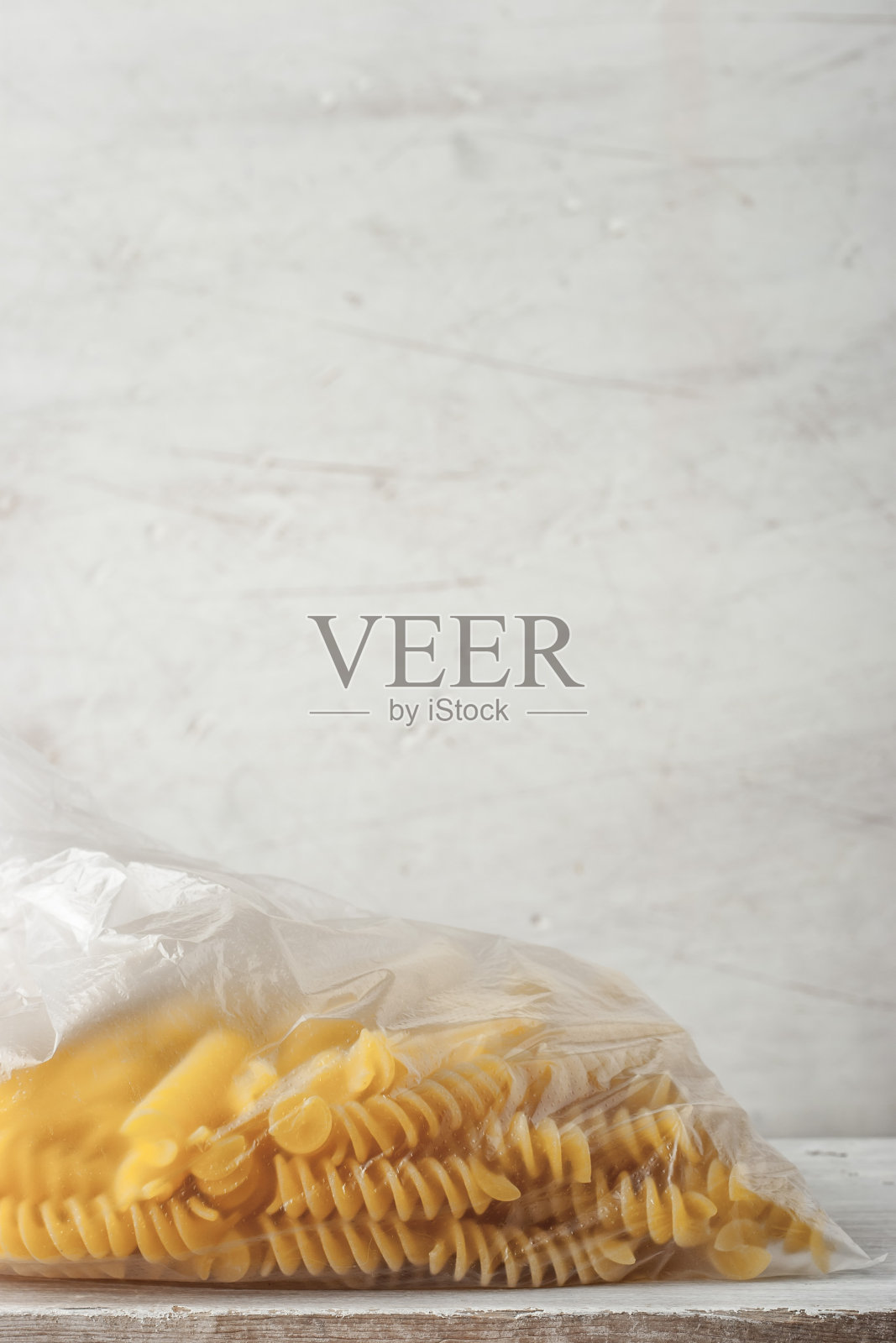 面食在玻璃纸上垂直包装照片摄影图片