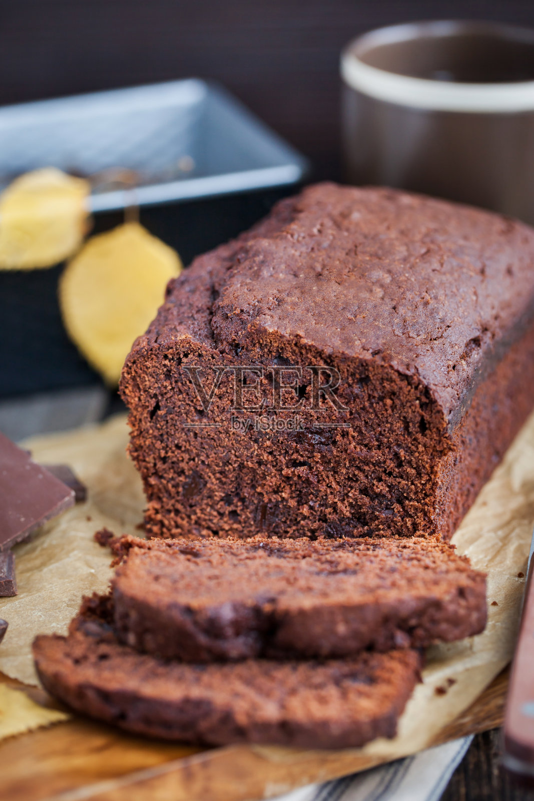 自制巧克力香蕉面包蛋糕照片摄影图片
