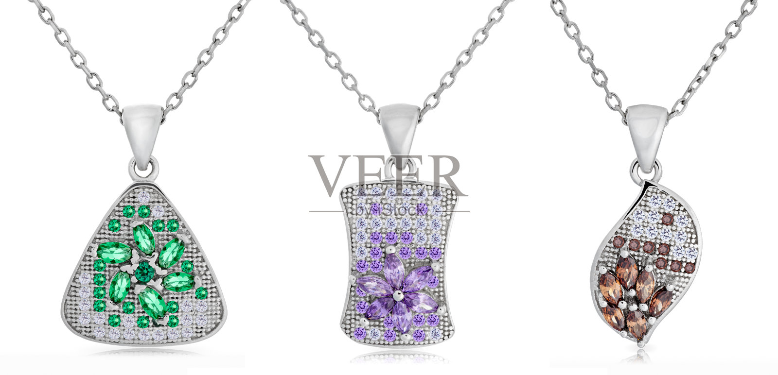 一条链子上有三个不同形状的银垂饰照片摄影图片