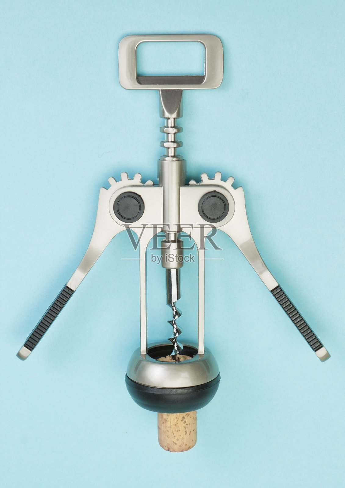 新的开瓶器与软木葡萄酒在蓝色背景。照片摄影图片