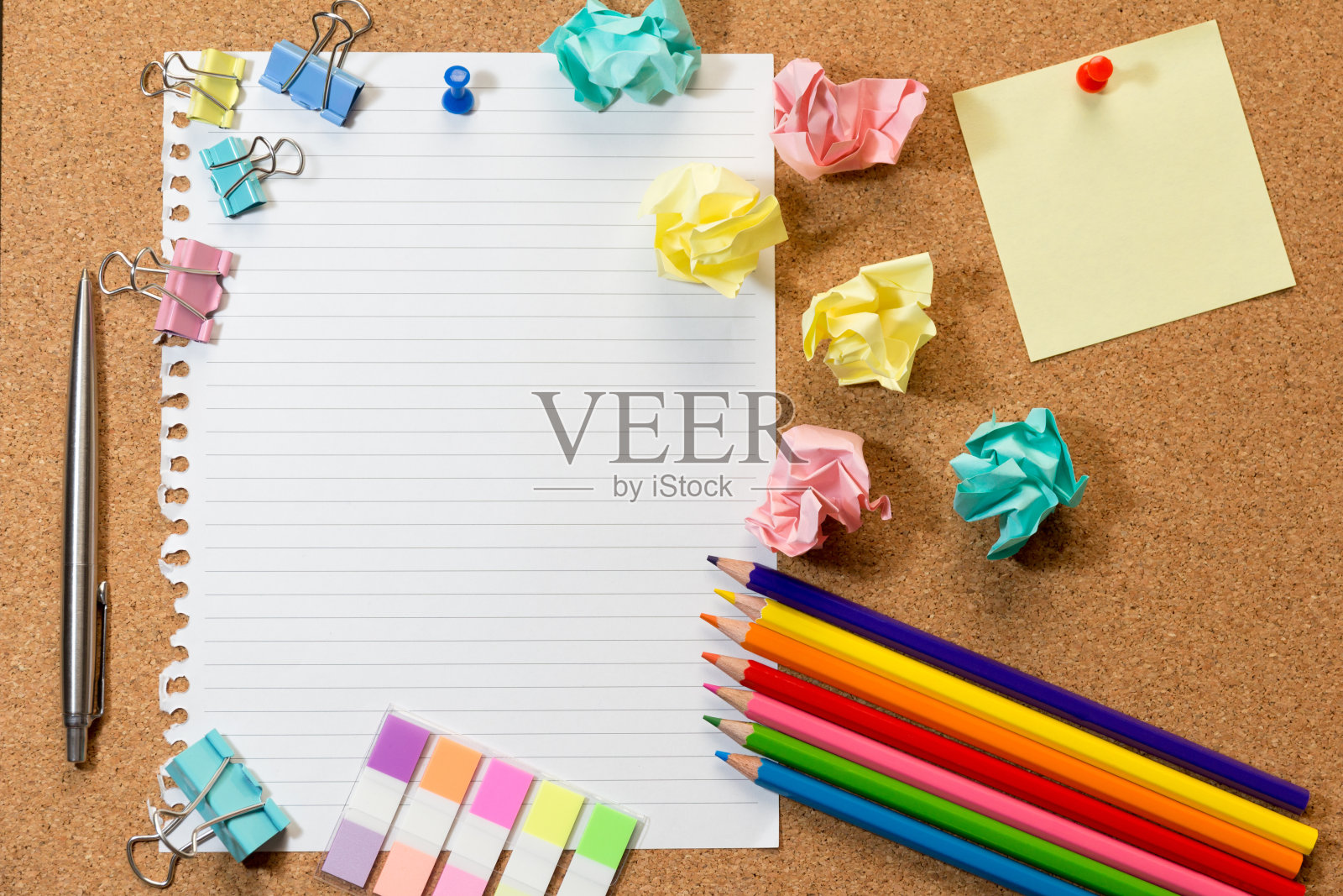 有空白纸、固定物的软木板照片摄影图片