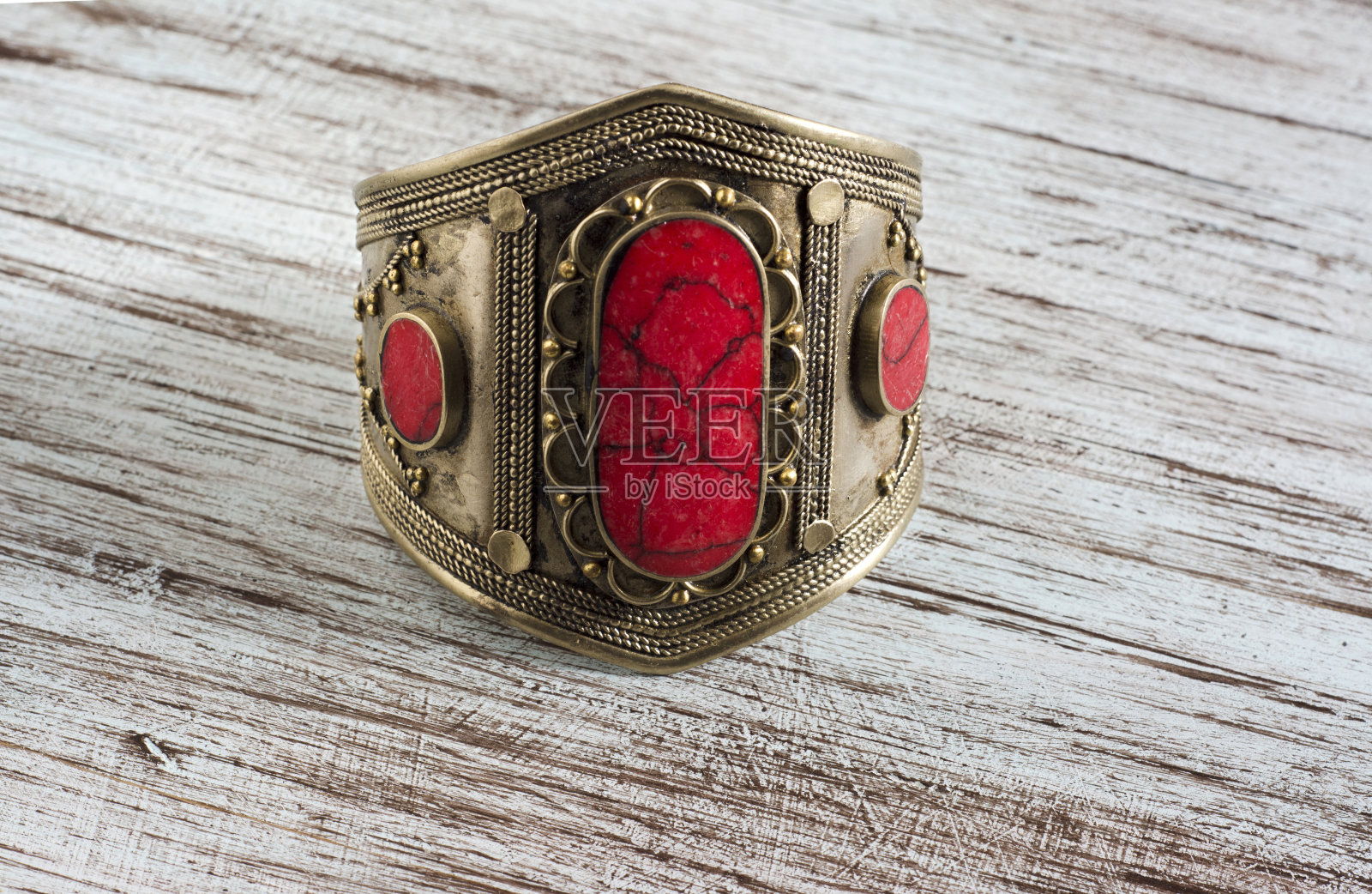 复古手镯与珊瑚石照片摄影图片