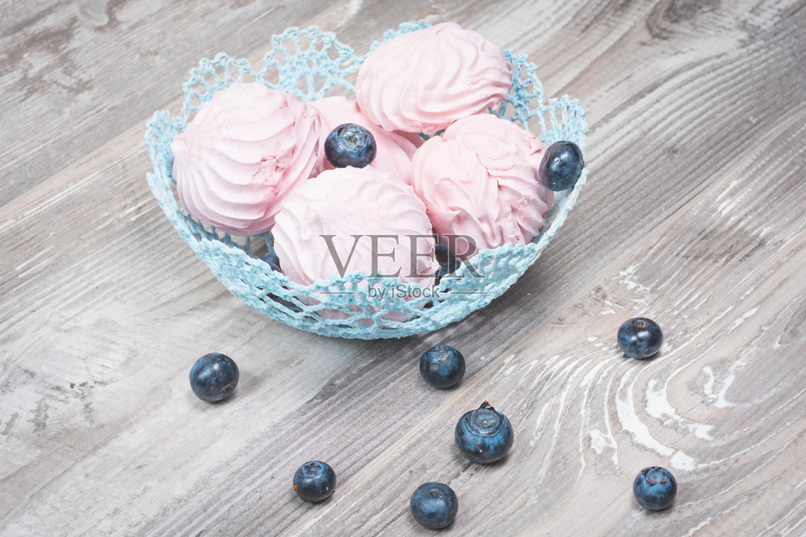 用蓝莓装饰的蛋白霜照片摄影图片