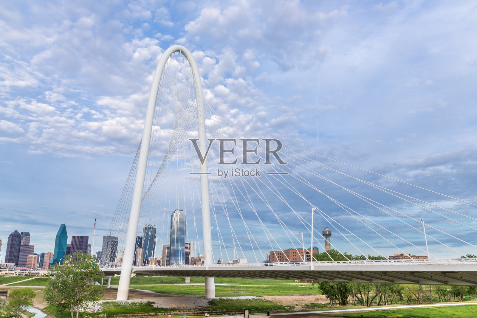 大桥和达拉斯市中心的天际线照片摄影图片