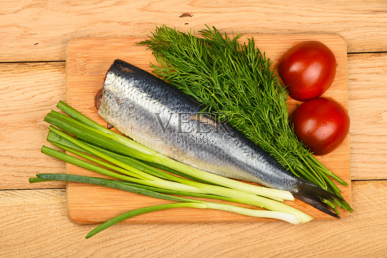 木桌上的青鱼柳和青菜照片摄影图片