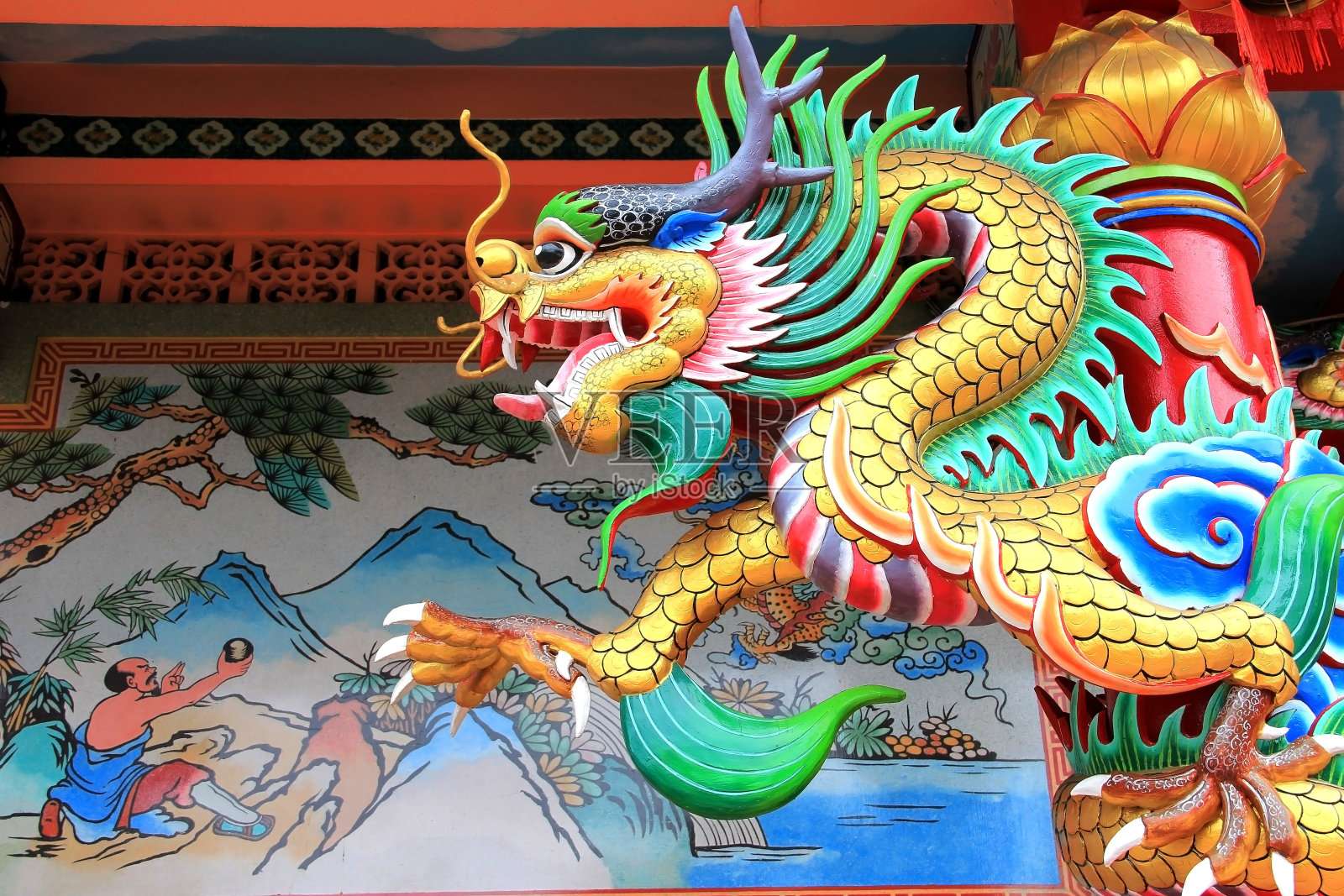 龙的雕塑。照片摄影图片