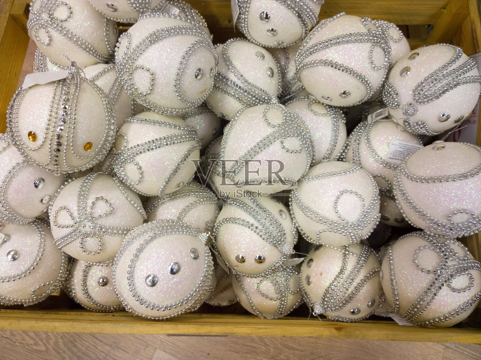 圣诞树上的球。照片摄影图片