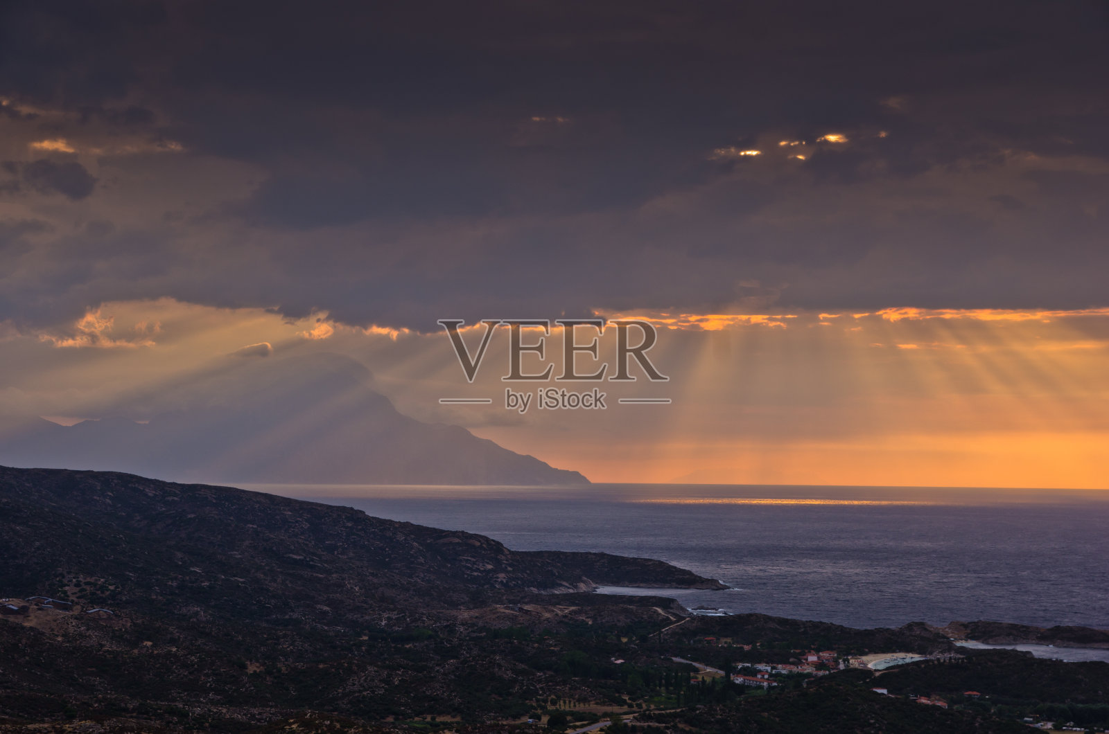 在圣山阿陀斯，暴风雨的天空和日出照片摄影图片