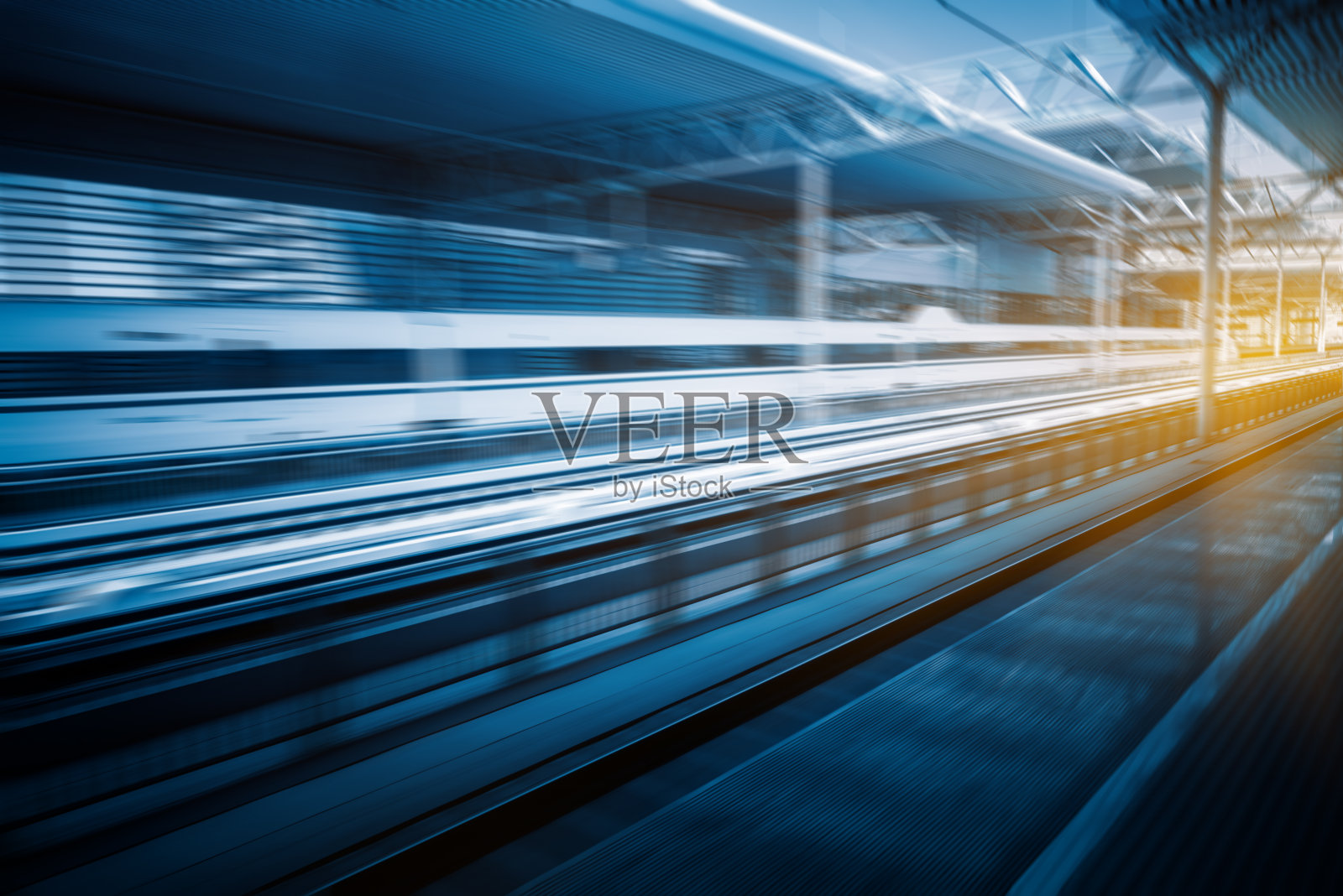 高速列车停靠在火车站，动作模糊。照片摄影图片