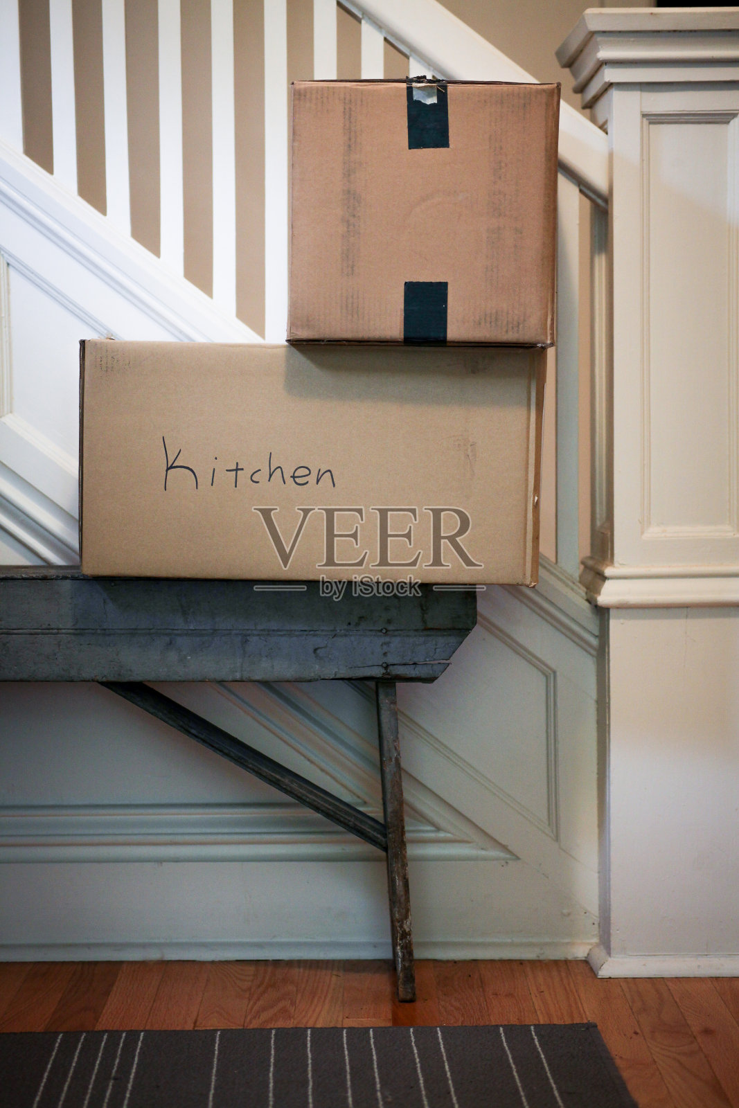 搬运箱子堆放在楼梯的底部照片摄影图片