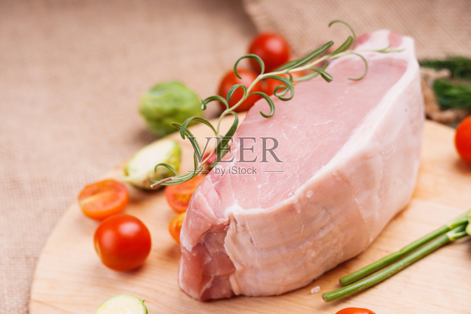 切菜板上的生猪肉和蔬菜照片摄影图片