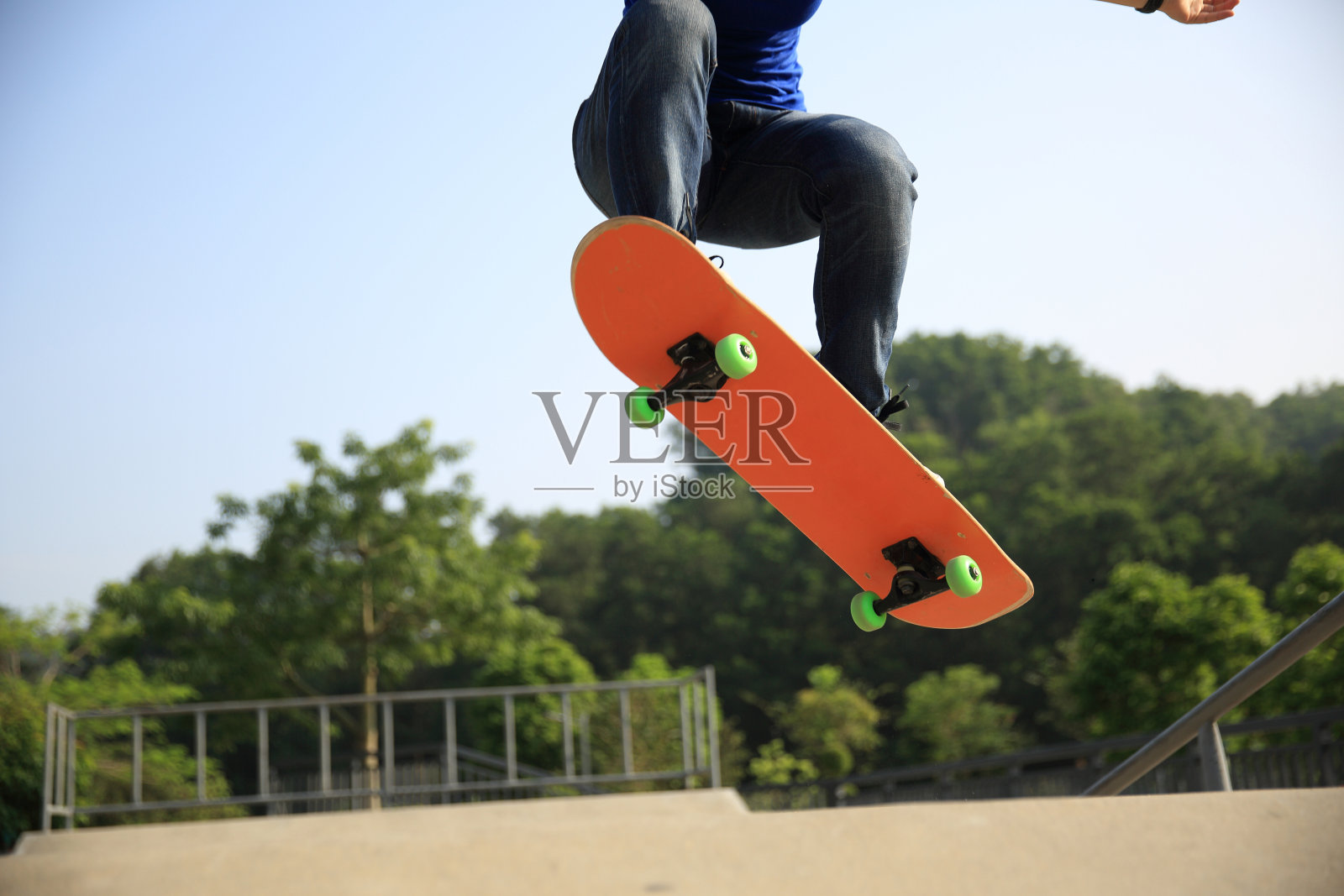 年轻女子在滑板公园玩滑板照片摄影图片