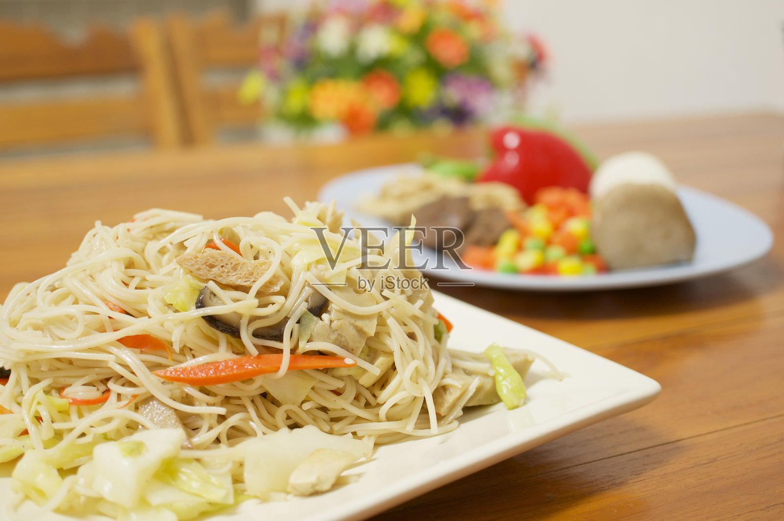 长寿面配七彩蔬菜炒素菜照片摄影图片