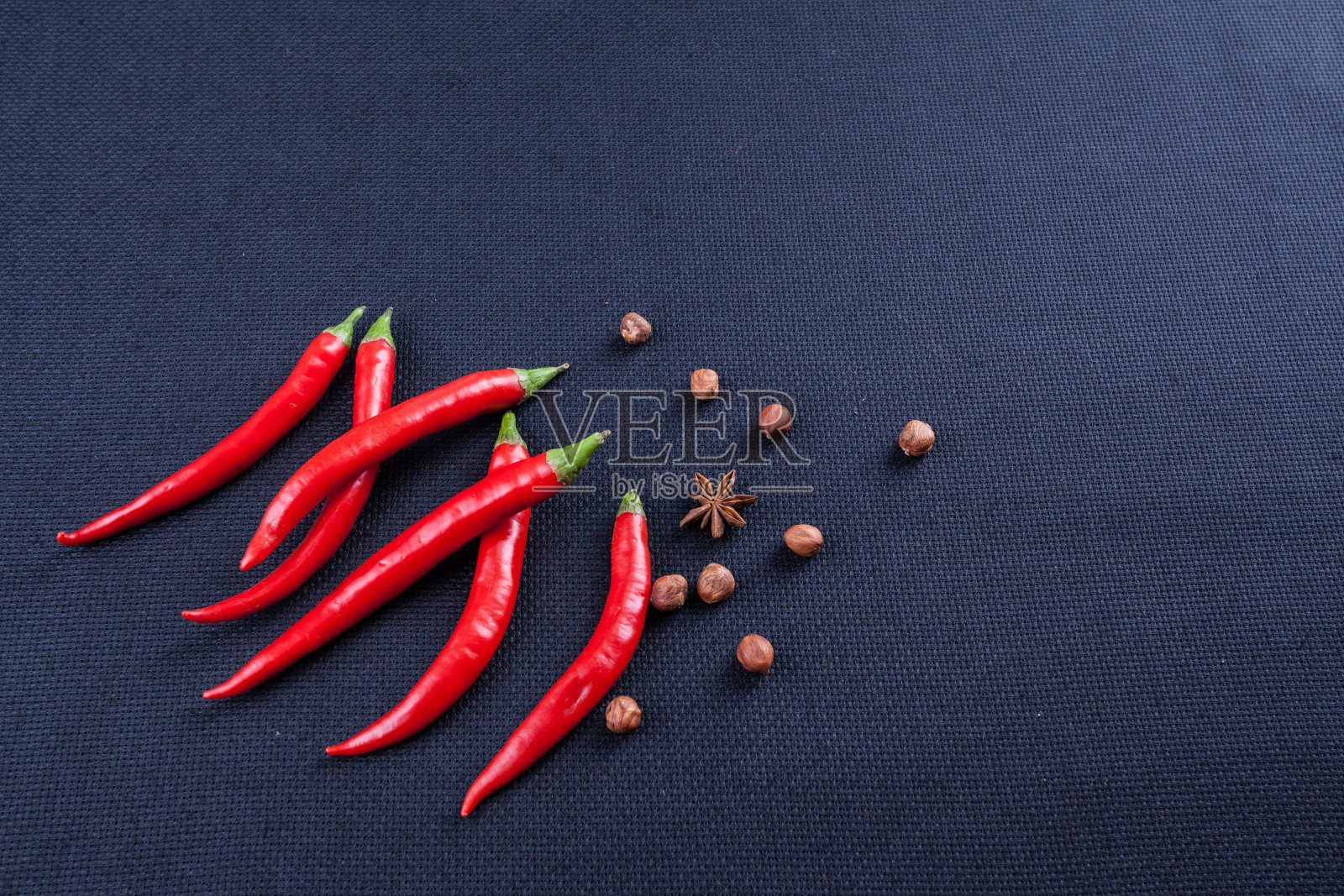 辛辣的红辣椒和坚果，没有深色的背景照片摄影图片