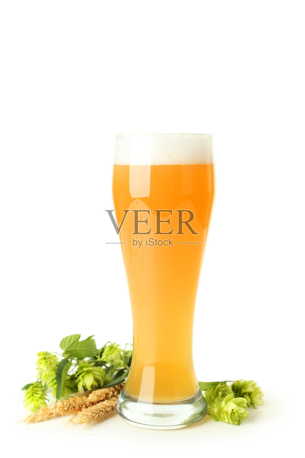 一杯啤酒孤立在白酒上照片摄影图片