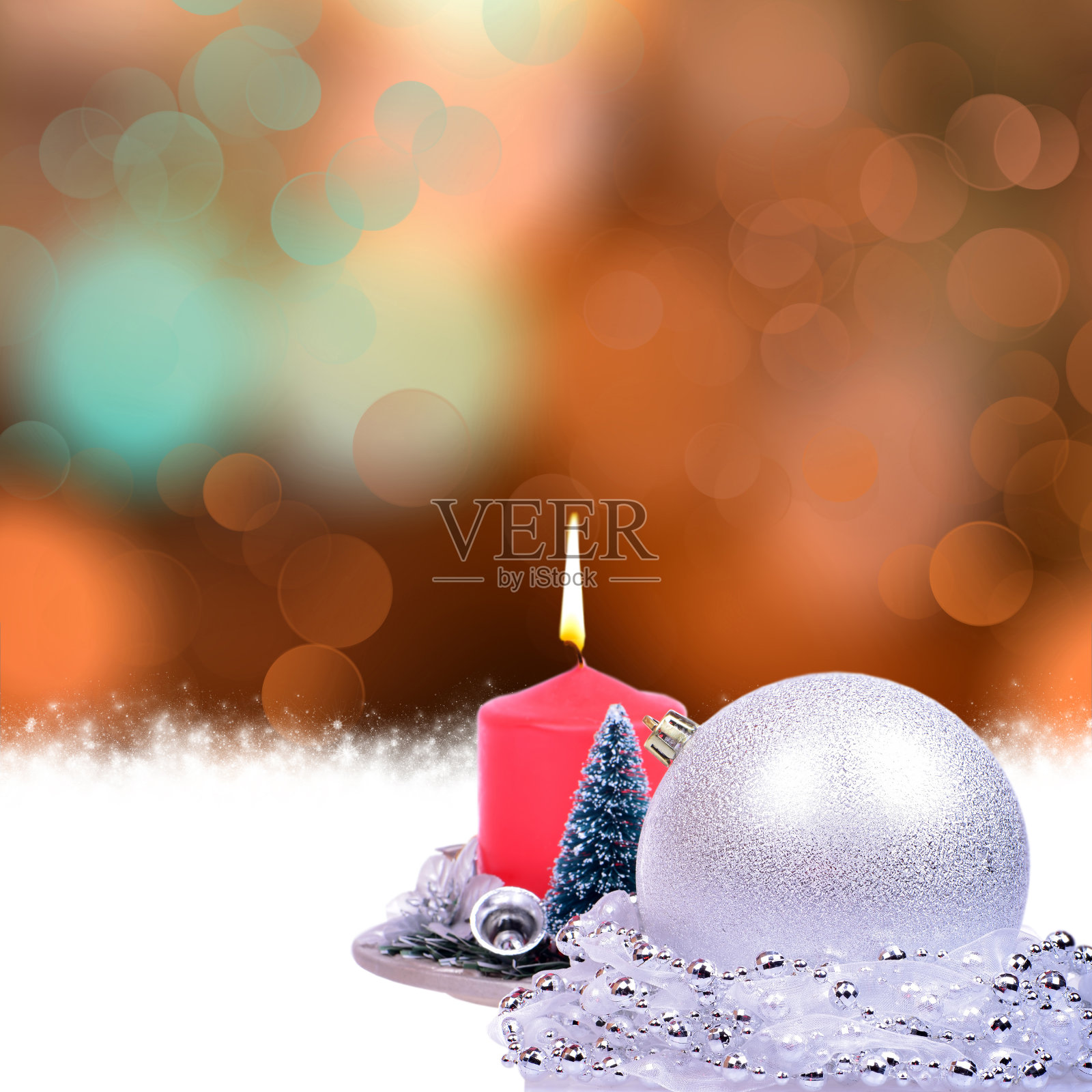 圣诞红烛和银球在黑暗的背景照片摄影图片