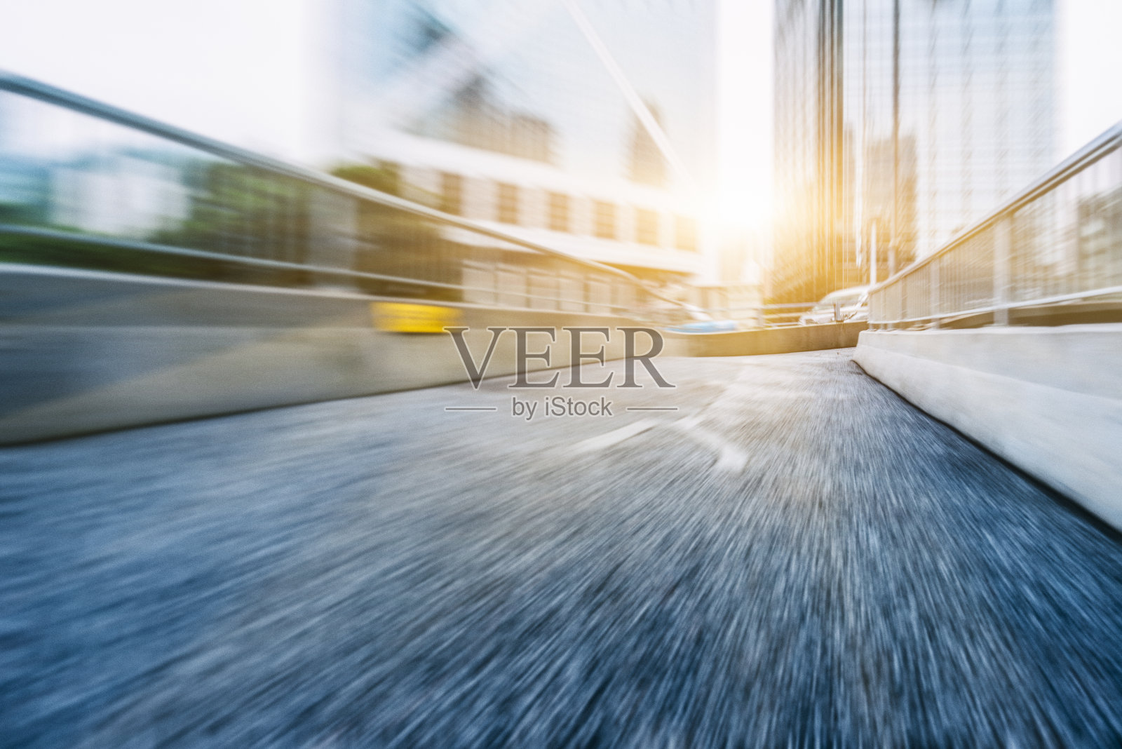 空旷的城市道路照片摄影图片