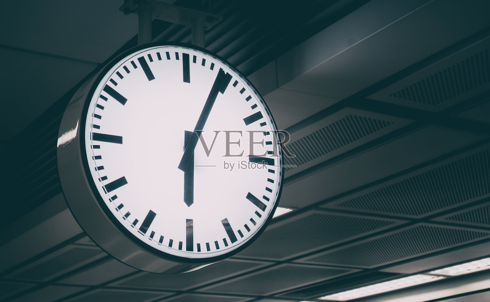 地铁终点站的天花板钟照片摄影图片