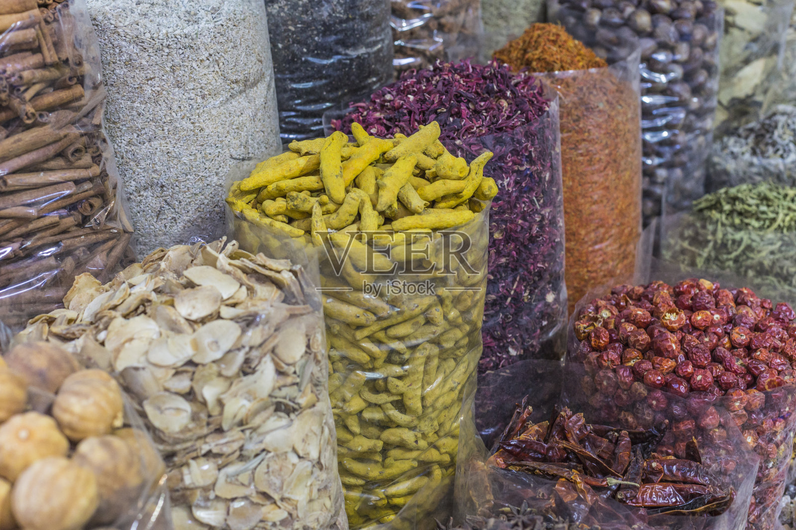 露天市场中的干燥草药、花卉和阿拉伯香料照片摄影图片