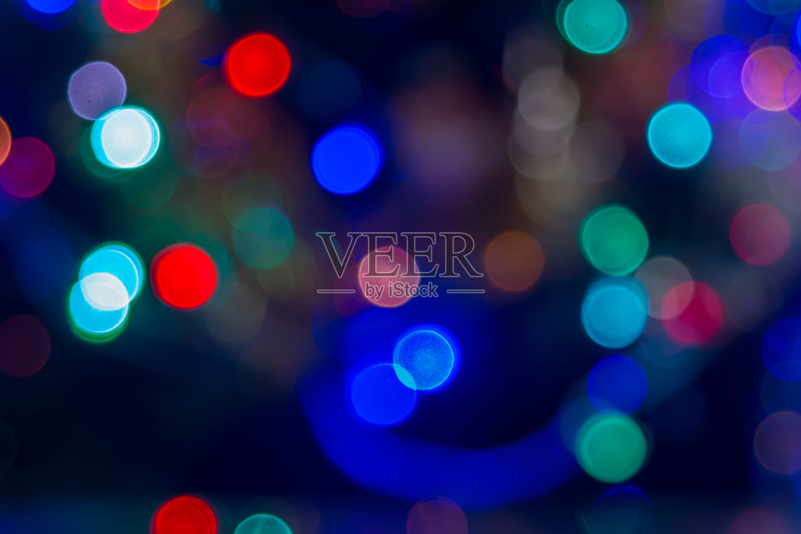 抽象模糊的背景圣诞灯和花环。照片摄影图片