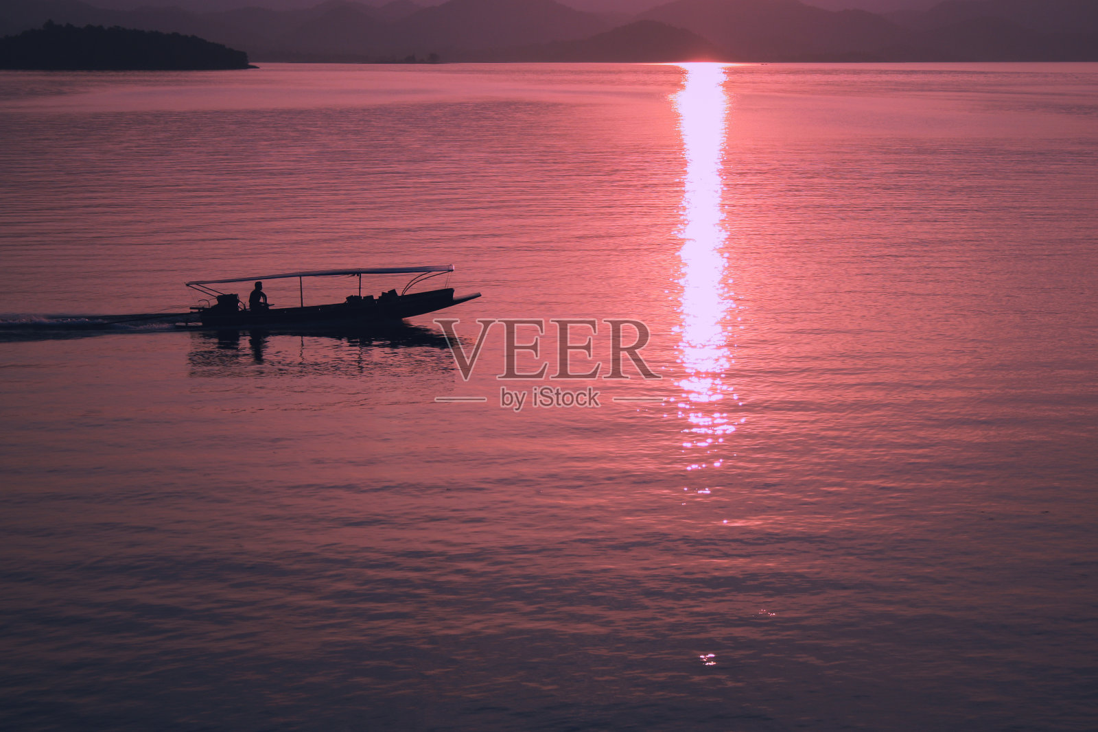 日落景观与剪影船照片摄影图片