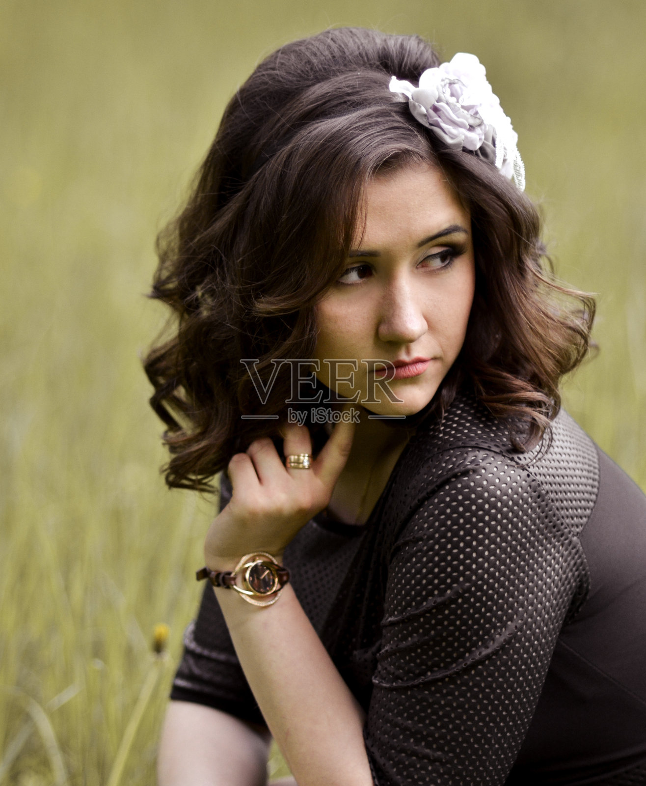 可爱的小女孩，有着美丽的眼睛照片摄影图片