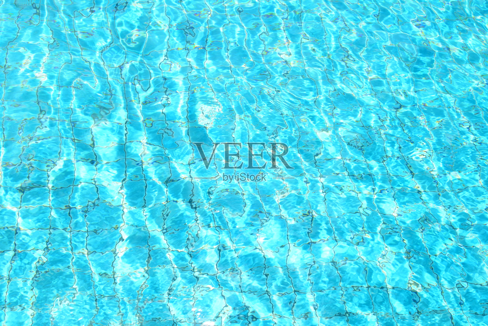 游泳池里的水带着波浪照片摄影图片