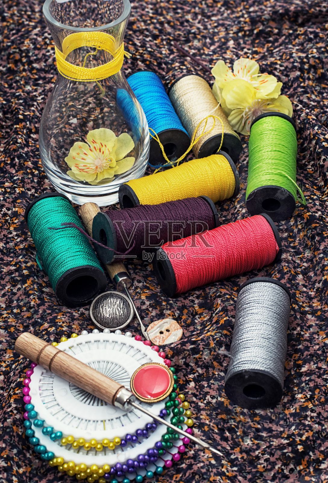 线、钮扣、钩针及其他缝纫工具照片摄影图片