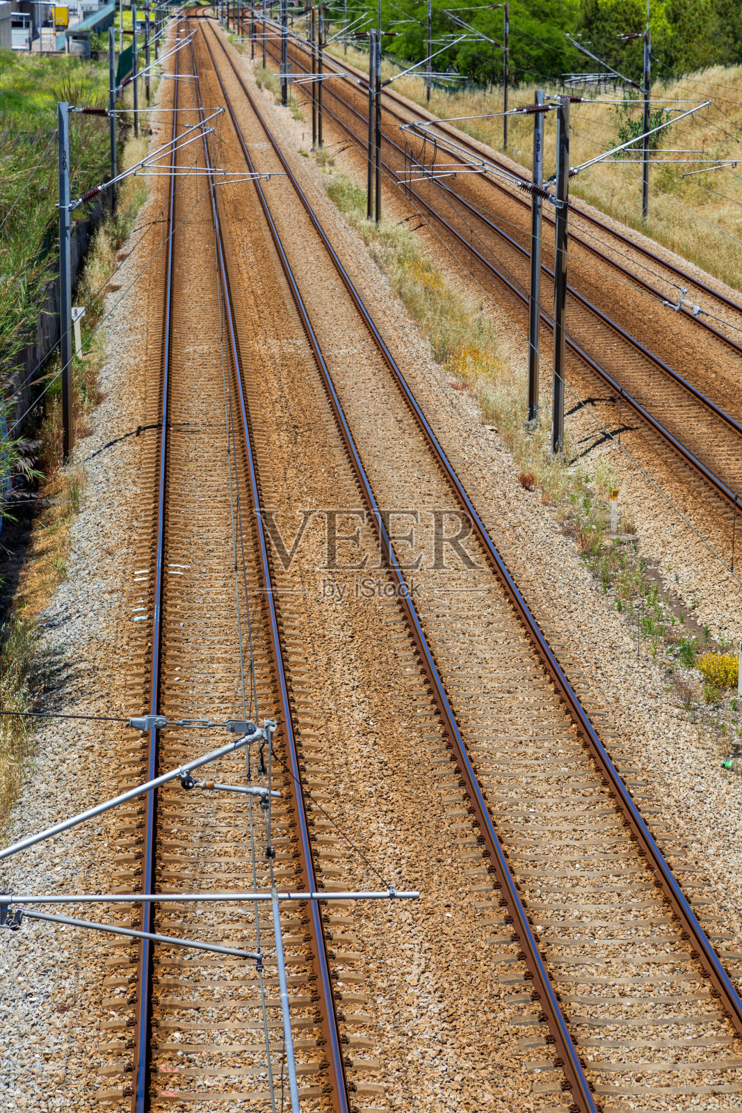 空铁路与柱子和电线照片摄影图片