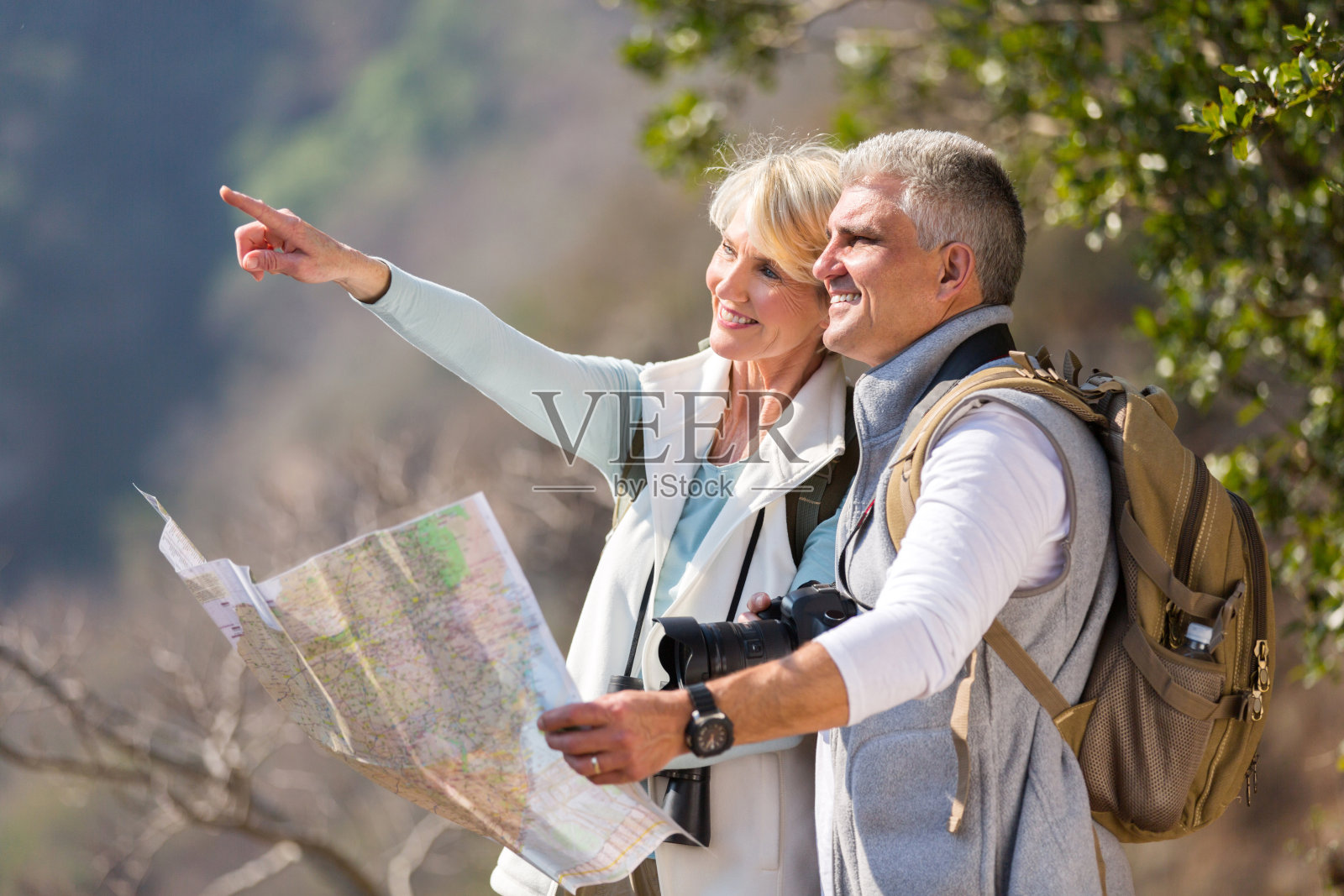 山顶上的中年徒步旅行者照片摄影图片