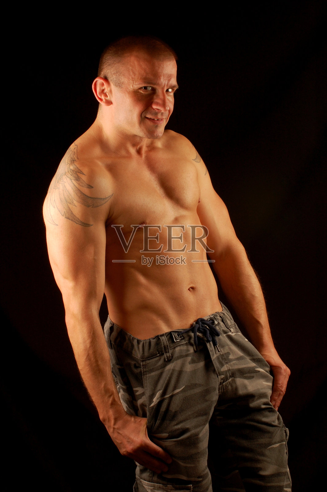 肌肉发达的男人照片摄影图片