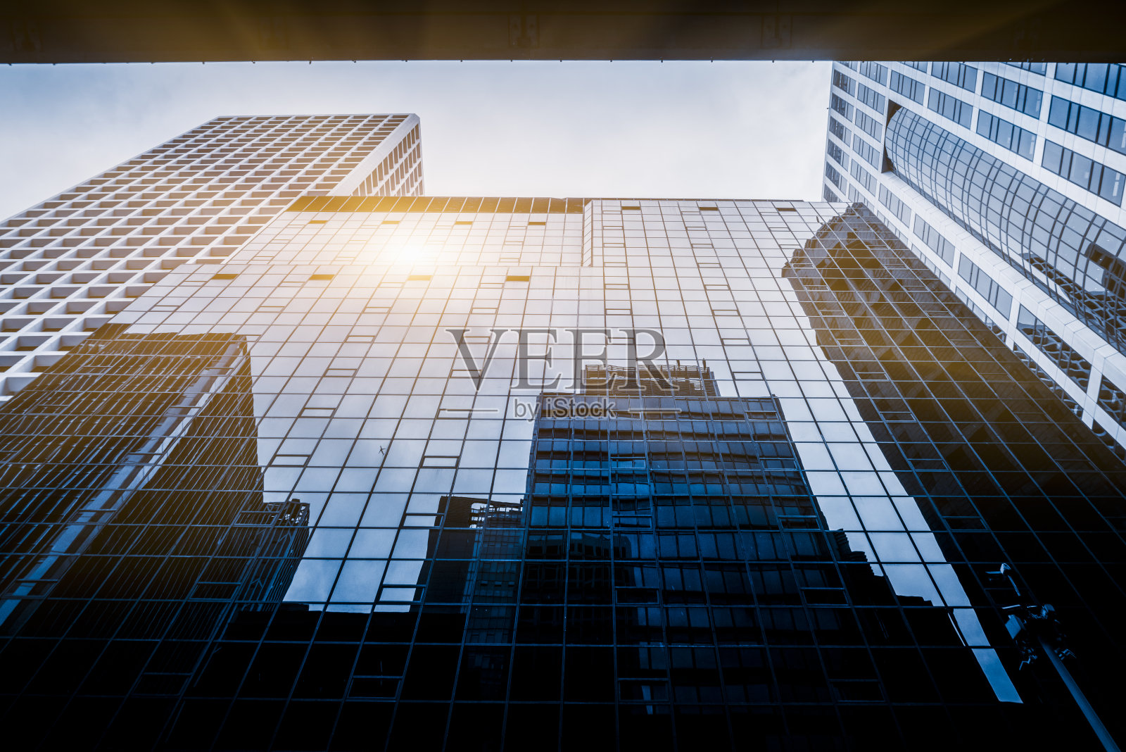 玻璃墙上反射出的现代高楼照片摄影图片