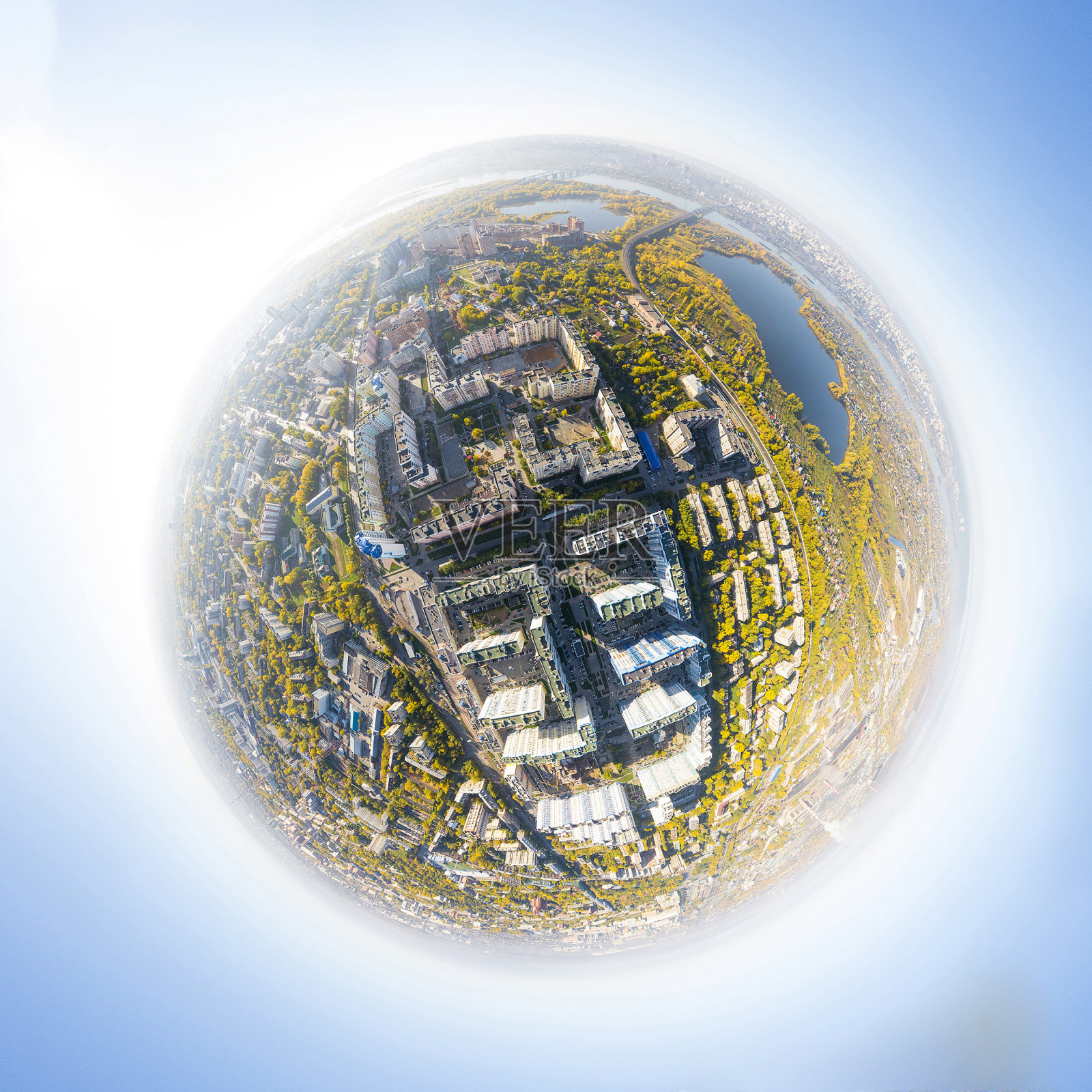 鸟瞰十字路口，道路，房屋，建筑物和公园照片摄影图片