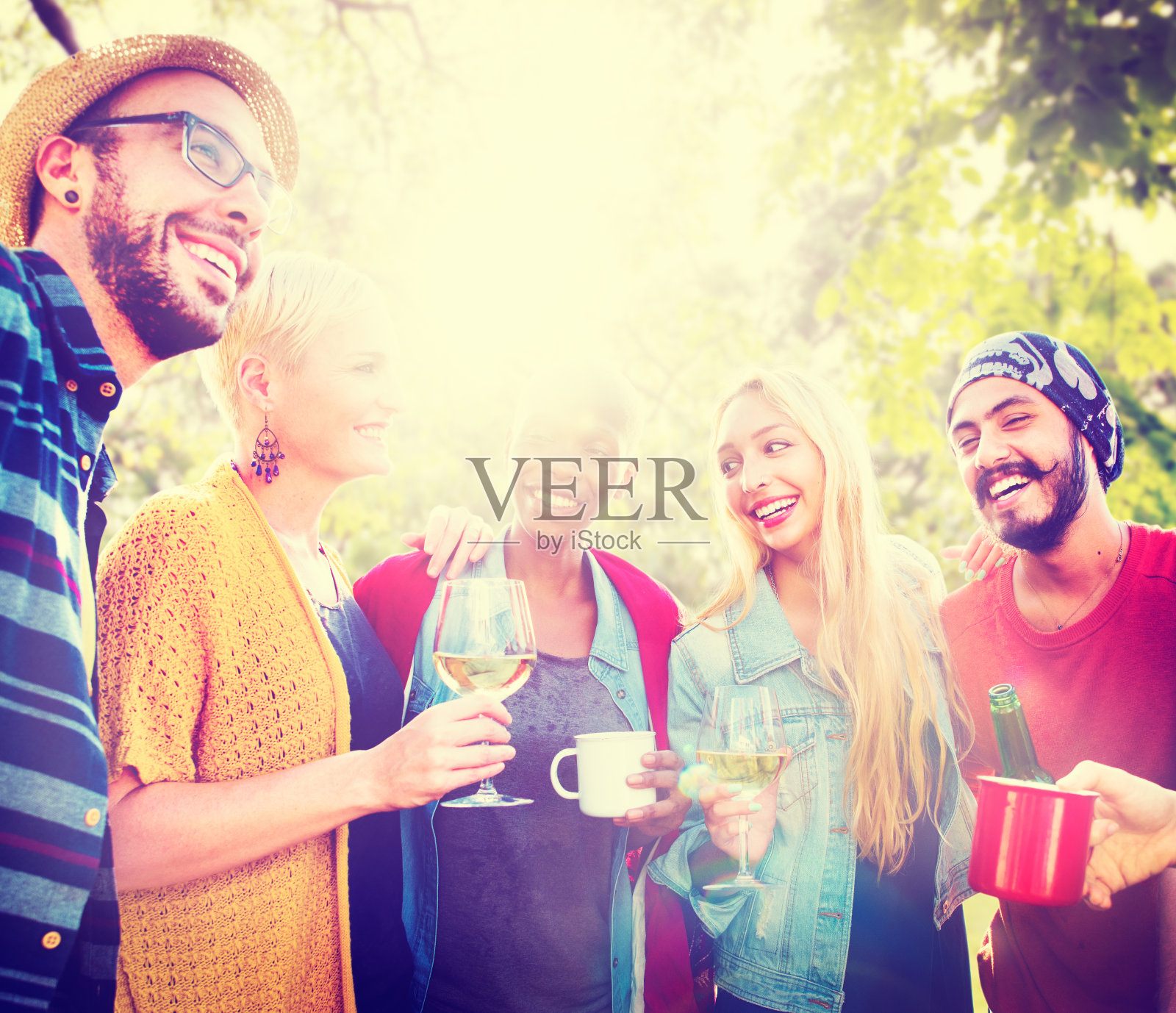 朋友庆祝聚会野餐快乐的生活方式饮酒的概念照片摄影图片