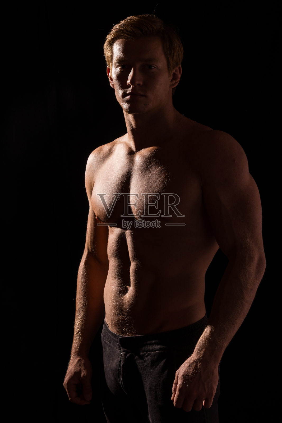 在演播室展示肌肉的男性健身模型照片摄影图片